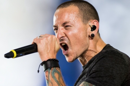 1 ano sem Chester Bennington: Linkin Park faz homenagem ao vocalista