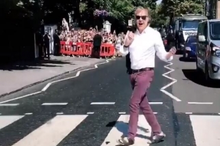Paul McCartney atravessa a lendria faixa de Abbey Road novamente