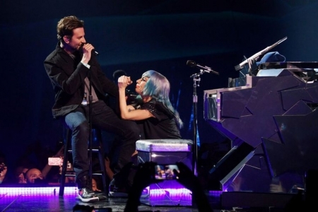 Bradley Cooper e Lady Gaga tocam Shallow ao vivo pela primeira vez