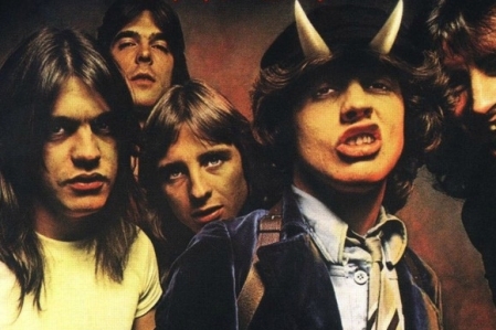AC/DC quebra silncio nas redes sociais para celebrar 40 anos de clssico