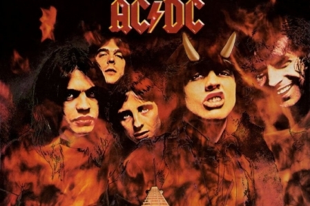 AC/DC revela verso rejeitada da capa de Highway to Hell