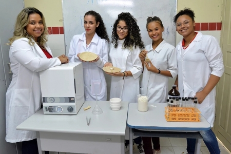 Estudantes do projeto Meninas na Cincia desenvolvem plstico biodegradvel