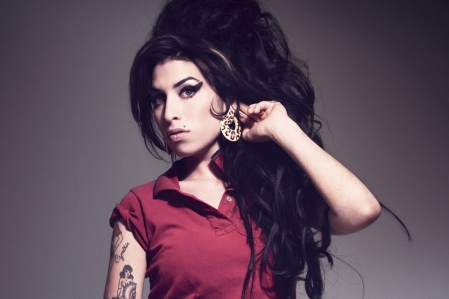 Objetos da cantora Amy Winehouse vo a leilo por R$ 11 milhes