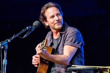 Eddie Vedder anuncia turn solo e banda de apoio ter Chad Smith