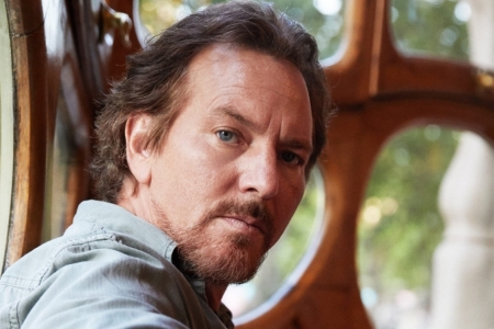 Novo disco solo de Eddie Vedder tem vocais do falecido pai do cantor