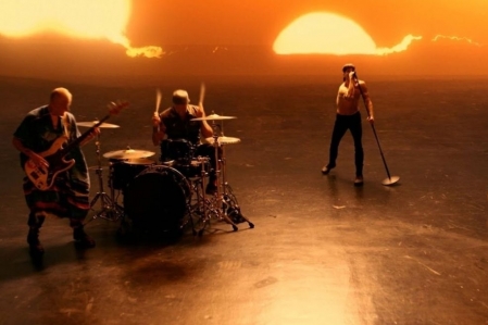 Red Hot Chili Peppers revive era Californication no clipe Black Summer