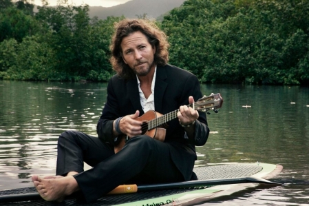 Eddie Vedder reencontra paixo pelo Rock e vai da balada ao Punk 