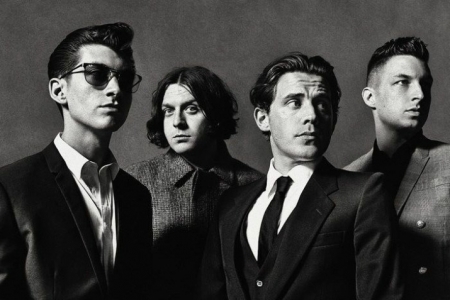 Arctic Monkeys resgata sonoridade do último álbum na inédita “Body Paint”