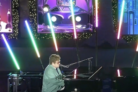 Confira performance de Elton John na Saks Fifth Avenue