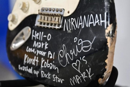 Guitarra destruída por Kurt Cobain é vendida por quase R$ 3 milhões