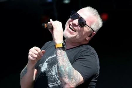 Steve Harwell, ex-vocalista da banda Smash Mouth, morre aos 56 anos