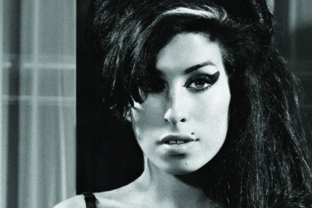 Pai de Amy Winehouse processa amigas da cantora 