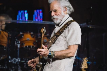 Bob Weir, cofundador da banda Grateful Dead, morre aos 78 anos