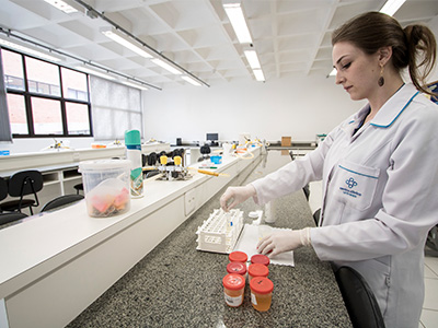 Foto do Laboratrio de Parasitologia e Urinlise