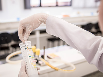 Foto do Laboratrio de Parasitologia e Urinlise