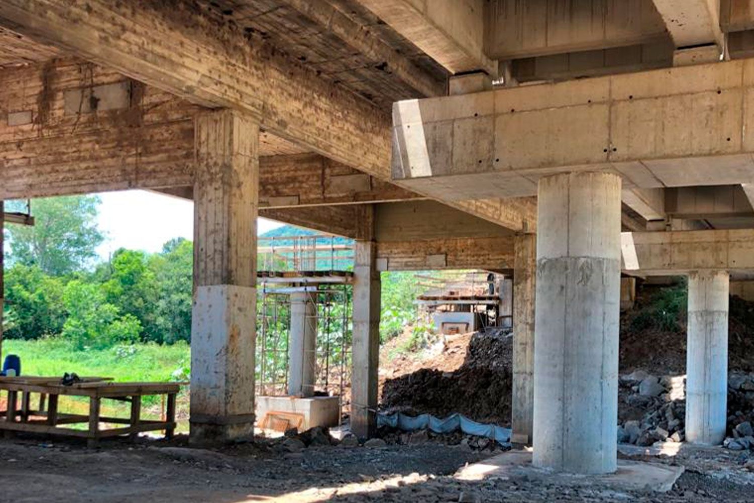 Em localidades onde não há o cadastramento das pontes existentes, a realização das vistorias e manutenções corretivas torna-se ainda mais complexa.