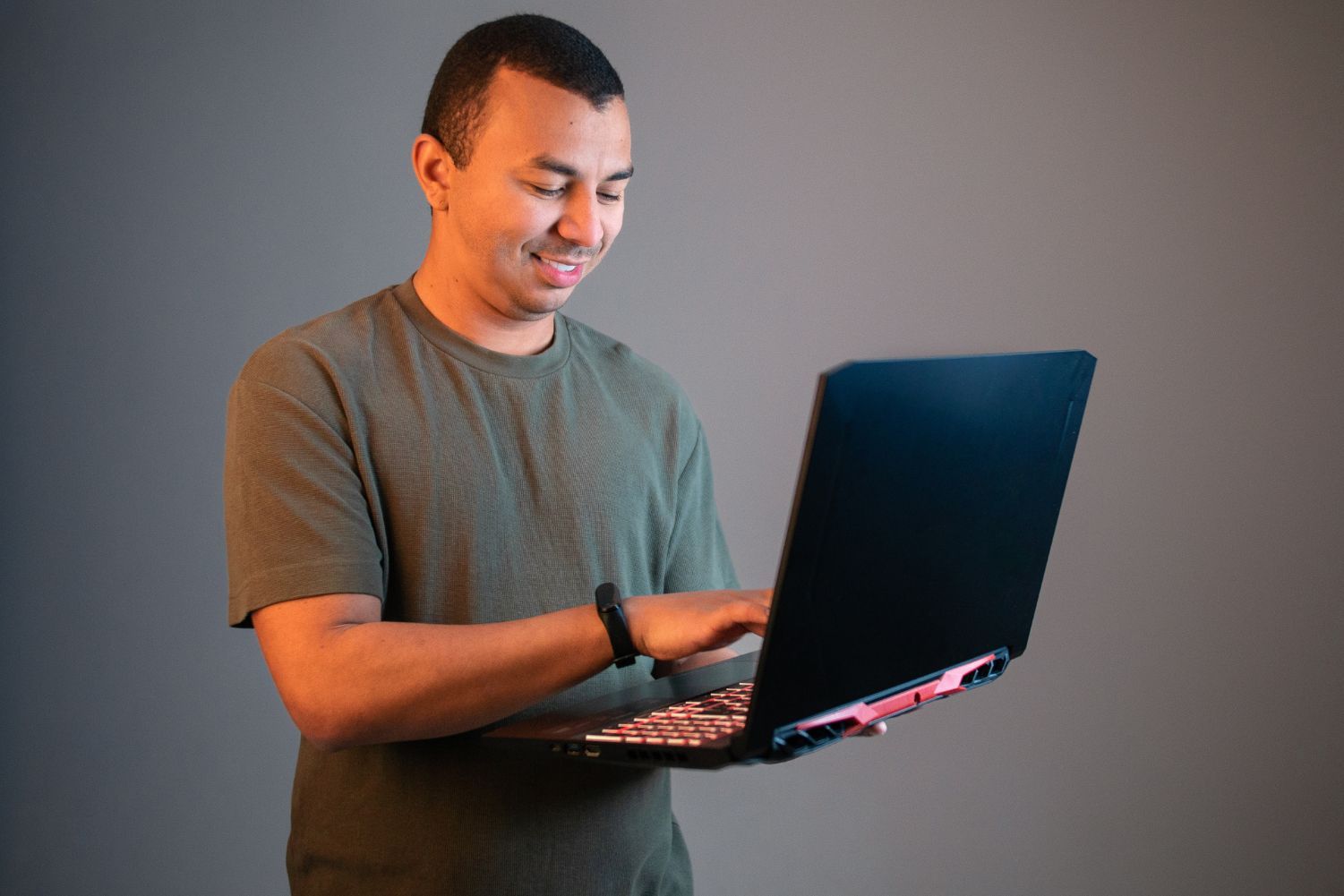 O formulário é responsivo, ou seja, pode ser acessado tanto pelo celular quanto pelo tablet ou computador.