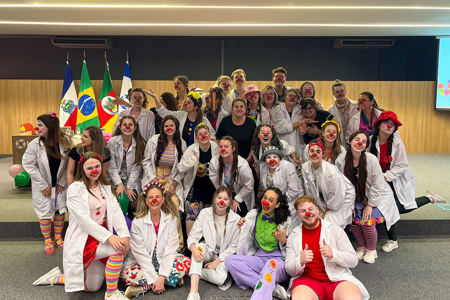 Projeto Clown - E seu sorrir!? forma nova turma de doutores em Besteirologia