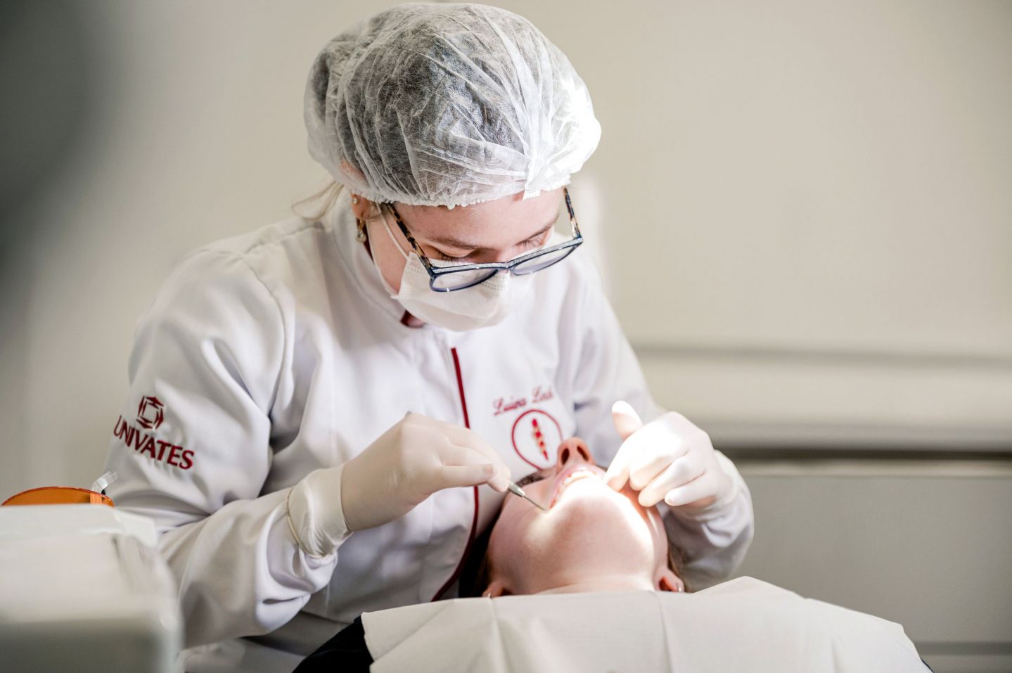 Acompanhamento preventivo com dentista contribui para o equilíbrio da saúde de crianças e adultos