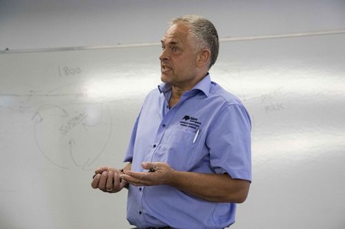 Pesquisador da Dinamarca aborda sustentabilidade no manejo de gado de leite
