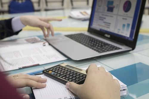 Diplomada da Univates analisa demonstra��es cont�beis de quatro universidades do Rio Grande do Sul