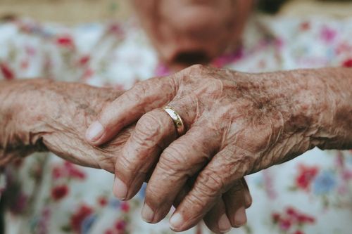 Estudo avalia cogni��o e independ�ncia de idosos institucionalizados durante a pandemia