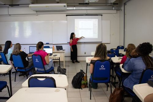 Estudante mexicana realiza pesquisa com idosos em institui��es de longa perman�ncia no Vale do Taquari