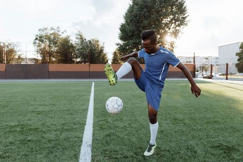 Artigo cient�fico de diplomado de Direito discute a responsabiliza��o das associa��es esportivas e clubes de futebol por atos discriminat�rios cometidos por seus torcedores